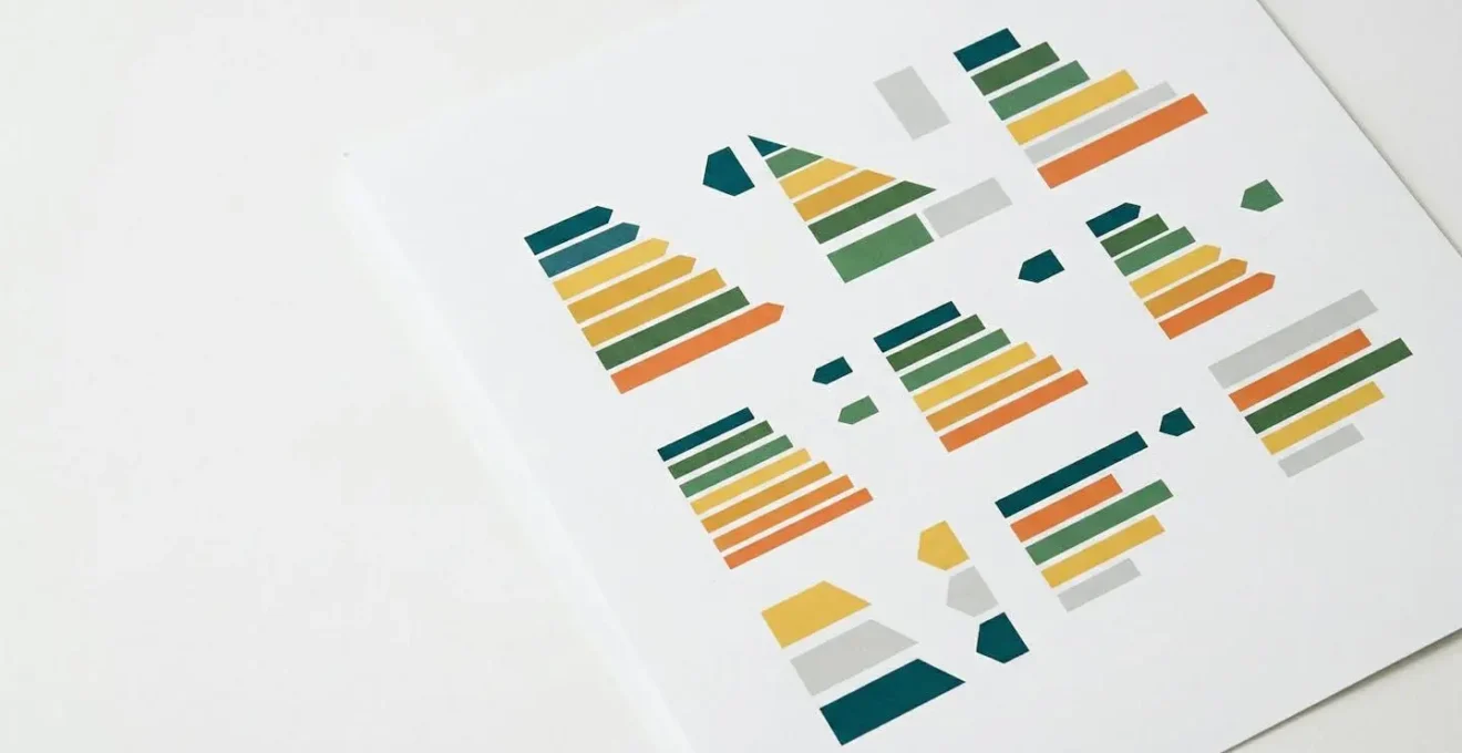 Vue détaillée d'étiquettes énergétiques avec graphiques colorés et échelles de performance